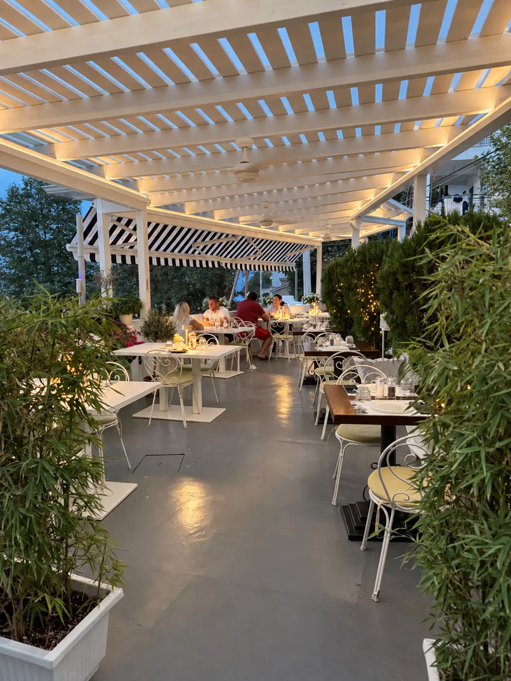 Panorama Suites & Spa – dining with sea view