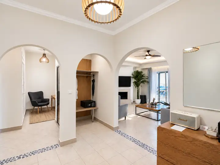 Ethereal Suite with indoor jacuzzi and fireplace – entrance hall with arches, wardrobe niche and reading corner · Panorama Suites & Spa, Stomio
