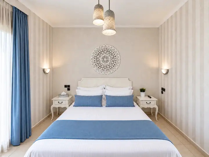 Horizon Suite with indoor and outdoor jacuzzi, sea view – double bedroom in Greek island style · Panorama Suites & Spa, Stomio
