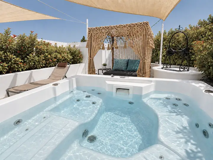Horizon Suite with indoor and outdoor jacuzzi, sea view – rooftop garden with outdoor heated jacuzzi, sun sails and macramé daybed · Panorama Suites & Spa, Stomio