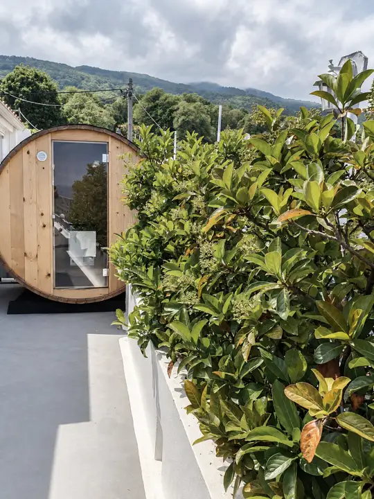 Master Sky Suite with heated jacuzzi, sauna and rooftop terrace, sea view – personal barrel sauna on the terrace with mountain view · Panorama Suites & Spa, Stomio