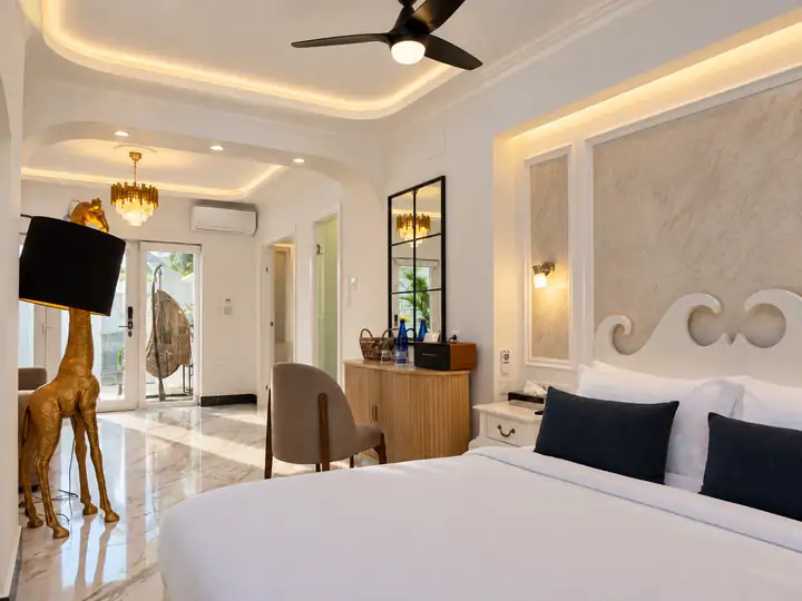 Sunrise Suite with two bedrooms, heated infinity pool and jacuzzi, sea view – master bedroom with marble floors and garden access · Panorama Suites & Spa, Stomio